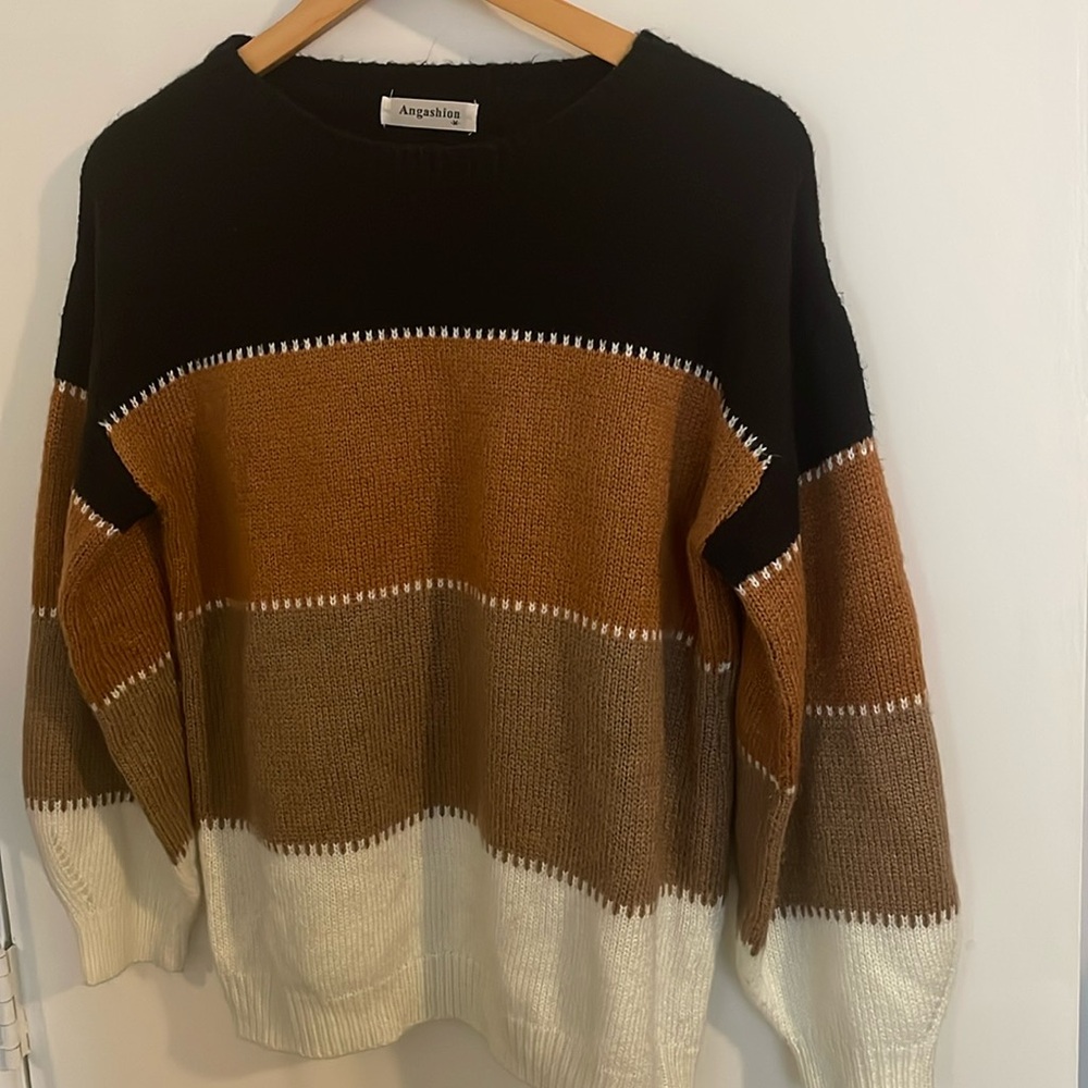 Cute sweater with larger sleeves! Black, brown, and white. Size M.